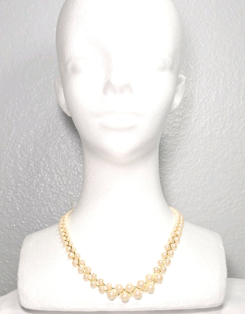 Vintage Elegant Dainty Classic Chic Woven Faux Pearl  and Gold  Tone Necklace